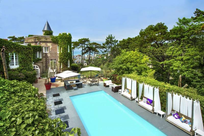 Prendre un taxi au départ d'une gare ou aéroport pour aller à l'hôtel Le Donjon à Etretat en Normandie - Domaine St Clair